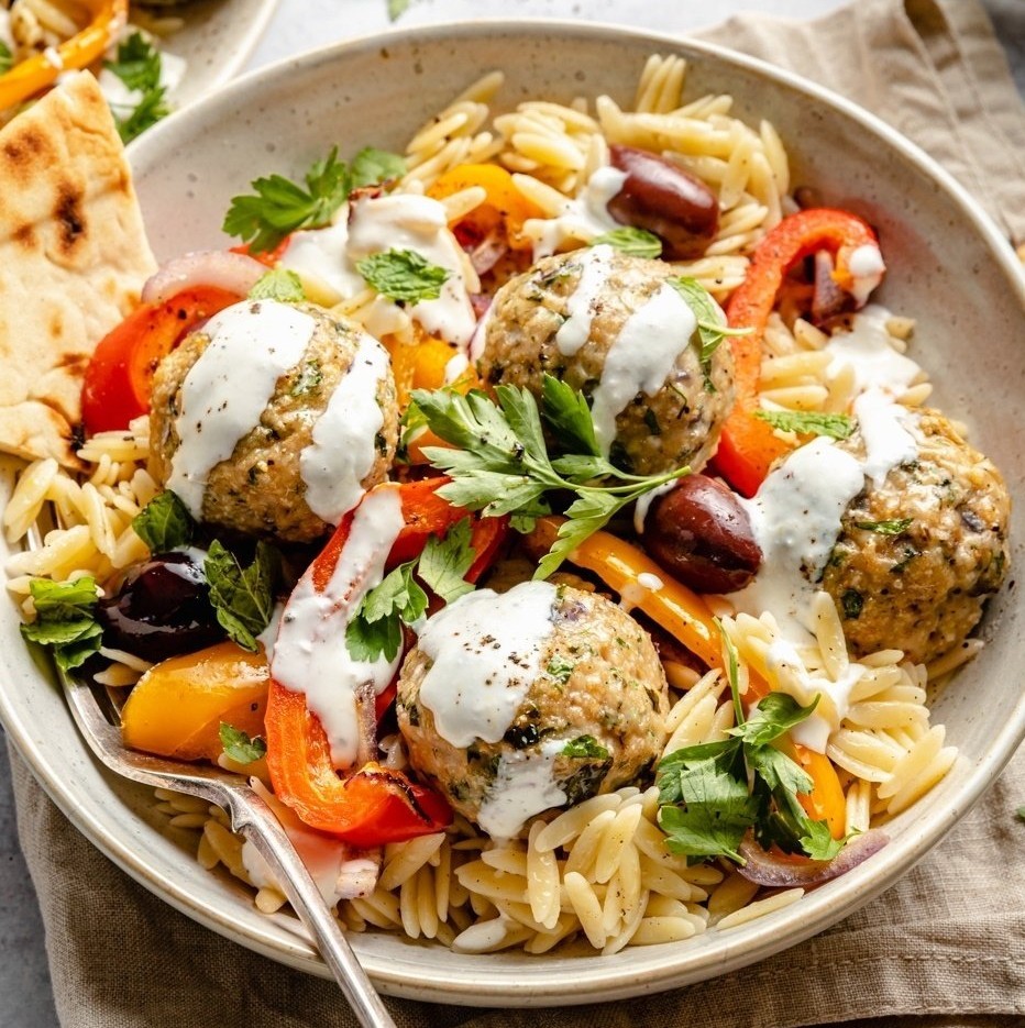 Kreeka kalkunilihapallid feta ja jogurtikastmega